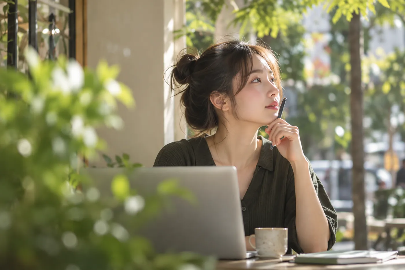 女性在咖啡廳窗邊思考與閱讀，AI 情境示意